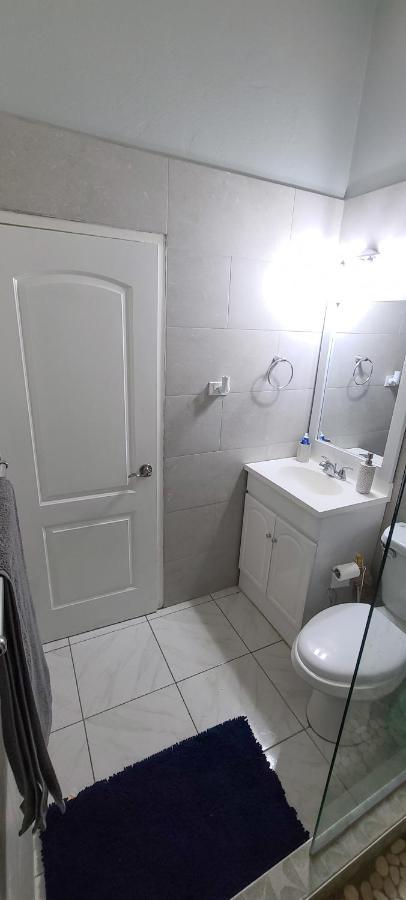 Cheerful 2 - Bedroom Townhouse With Free Parking In New Kingston Exterior foto
