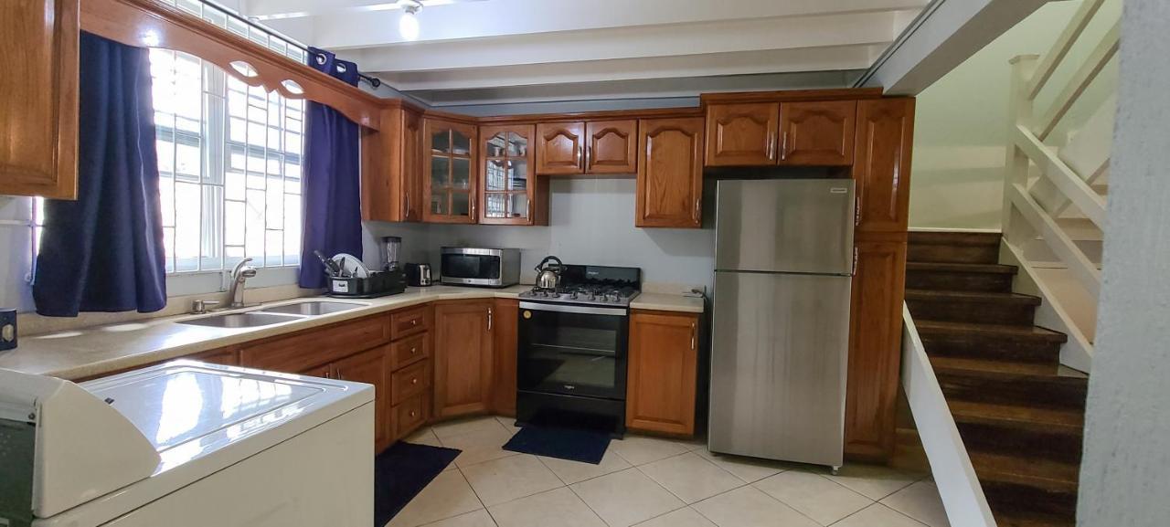 Cheerful 2 - Bedroom Townhouse With Free Parking In New Kingston Exterior foto