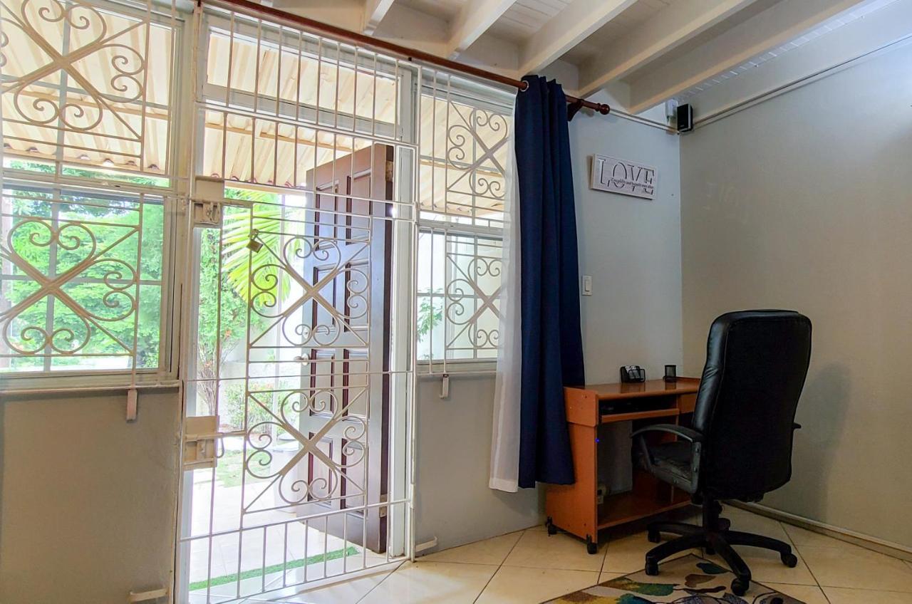 Cheerful 2 - Bedroom Townhouse With Free Parking In New Kingston Exterior foto
